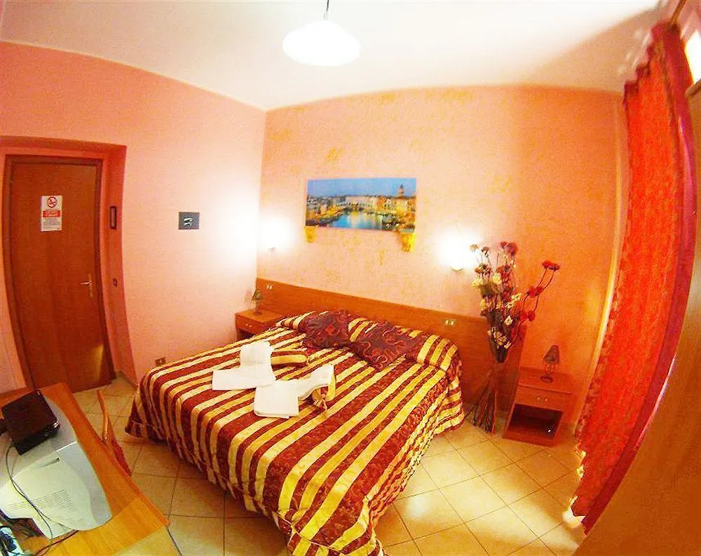 Domus Ferruccio Hotel Roma 2*,